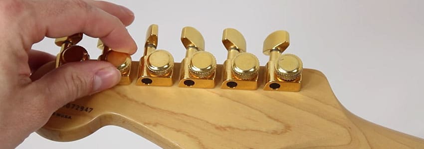 Desenrosca los clavijeros autoblocantes para cambiar las cuerdas de guitarra eléctrica